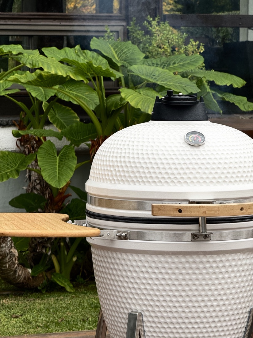 Kamado Krava blanco entre plantas