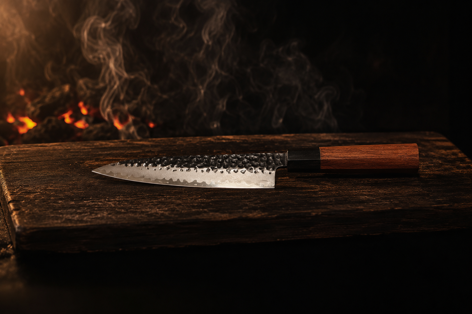 Cuchillo Krava sobre tabla con brasas